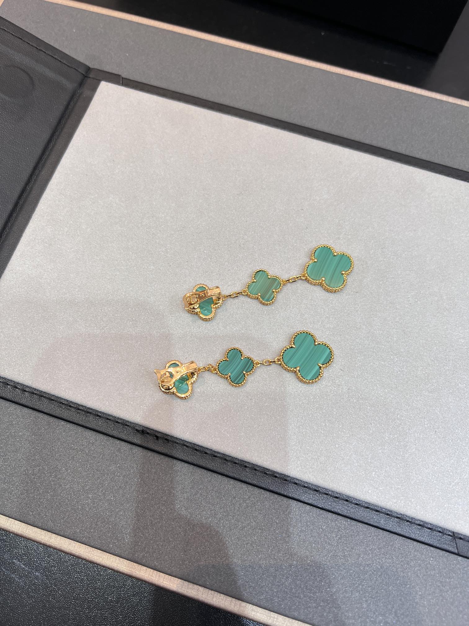 ¡®Lumi¡¯CLOVER MALACHITE 3 MOTIFS GOLD
