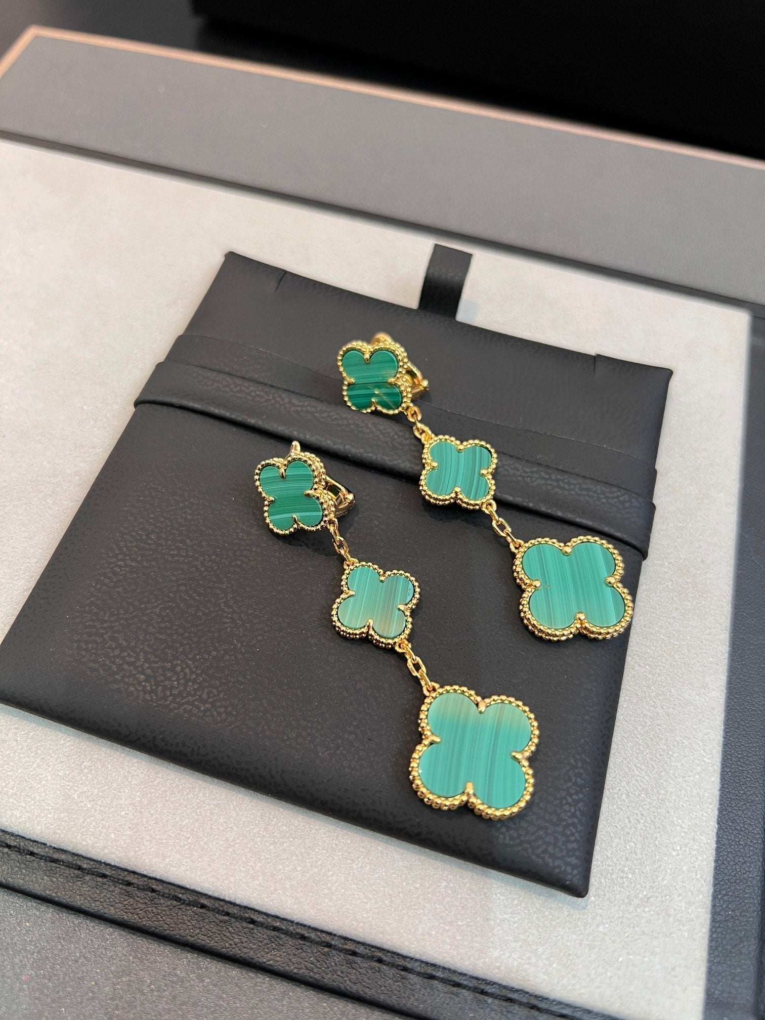 ¡®Lumi¡¯CLOVER MALACHITE 3 MOTIFS GOLD