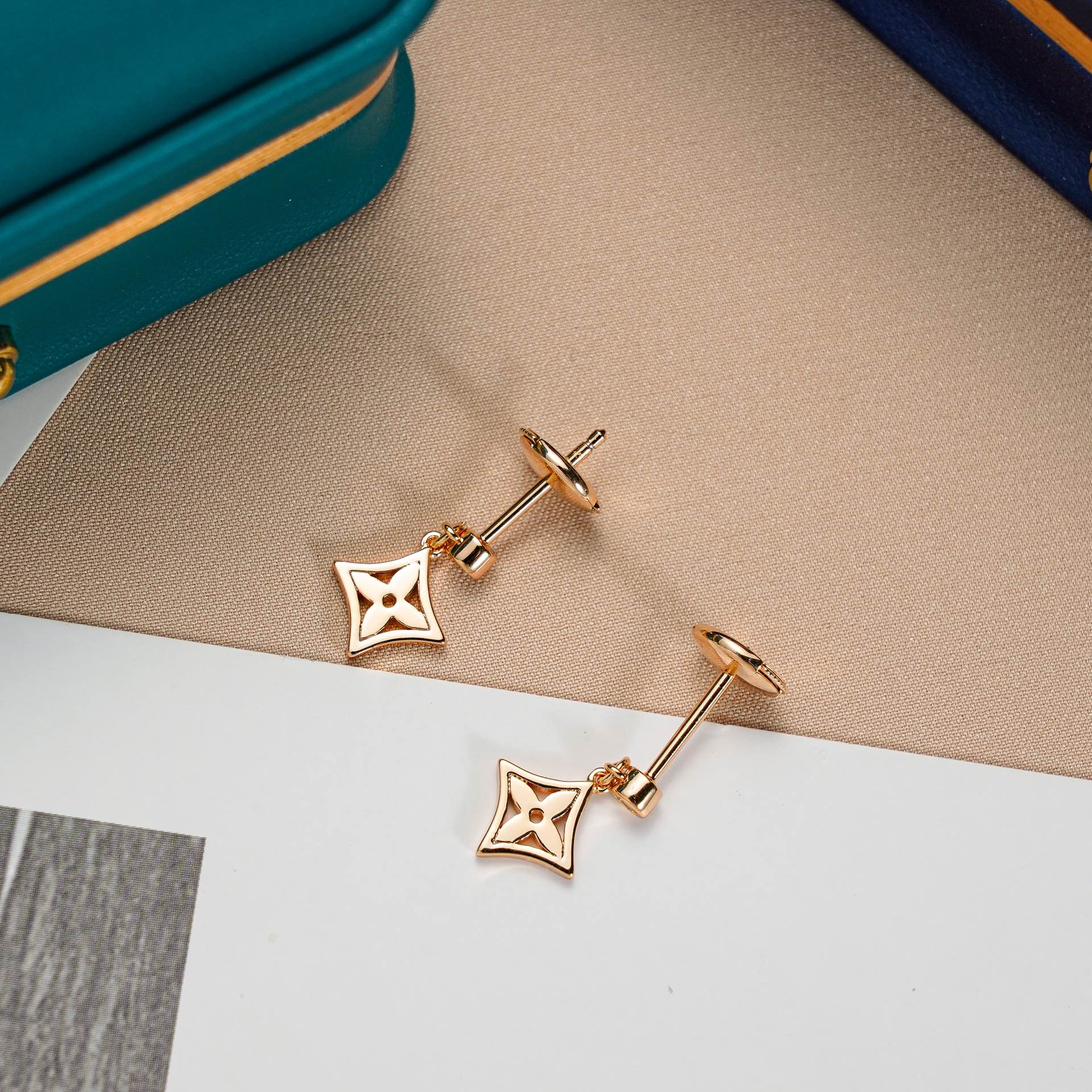 ¡®Lumi¡¯STAR EARRINGS GOLD