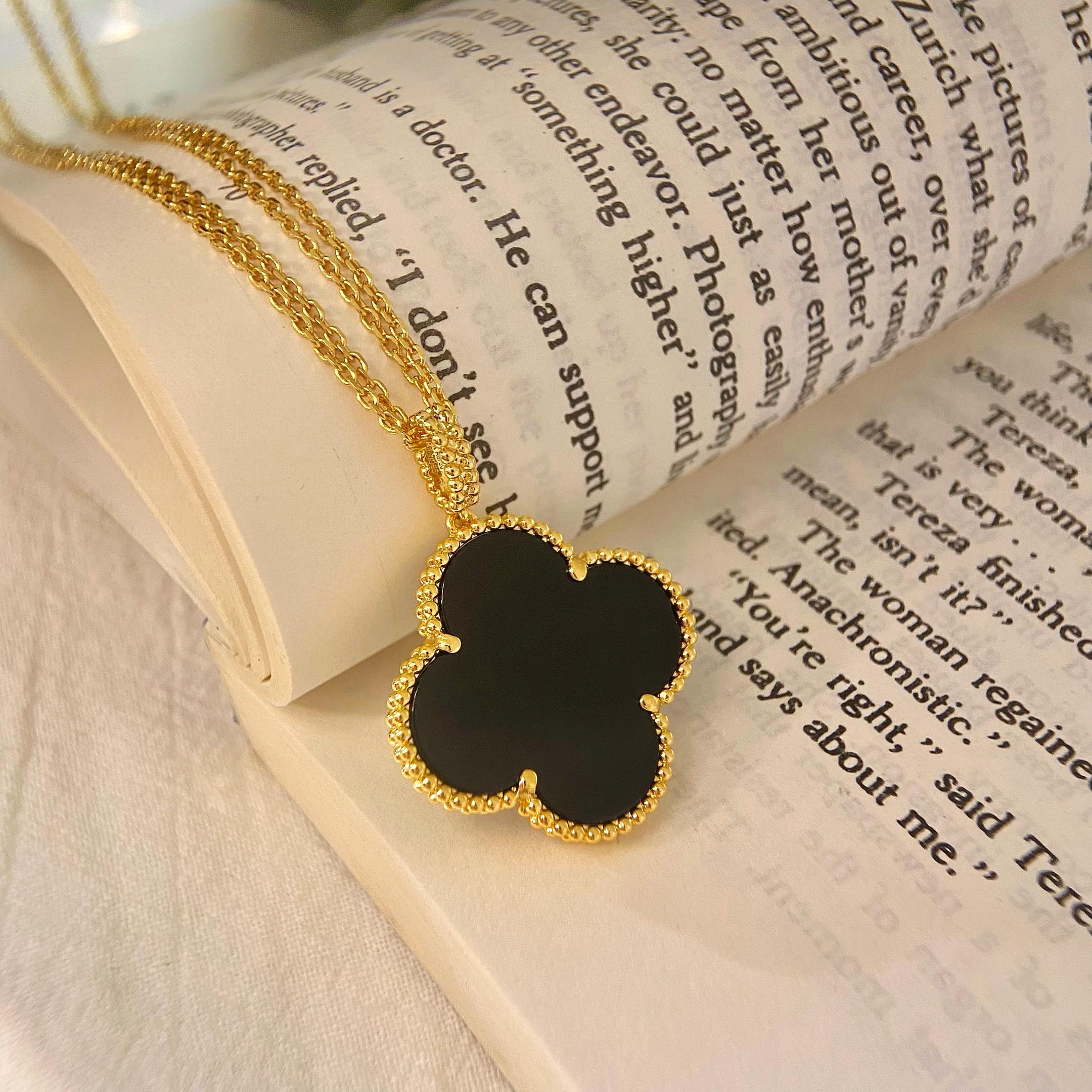 ¡®Lumi¡¯CLOVER 25MM NECKLACE GOLD ONYX