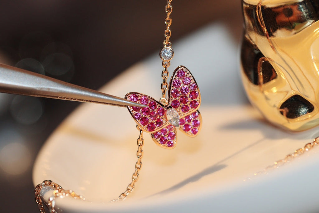 Lumi® Schmetterlings-Halskette aus rotem Diamanten in Roségold