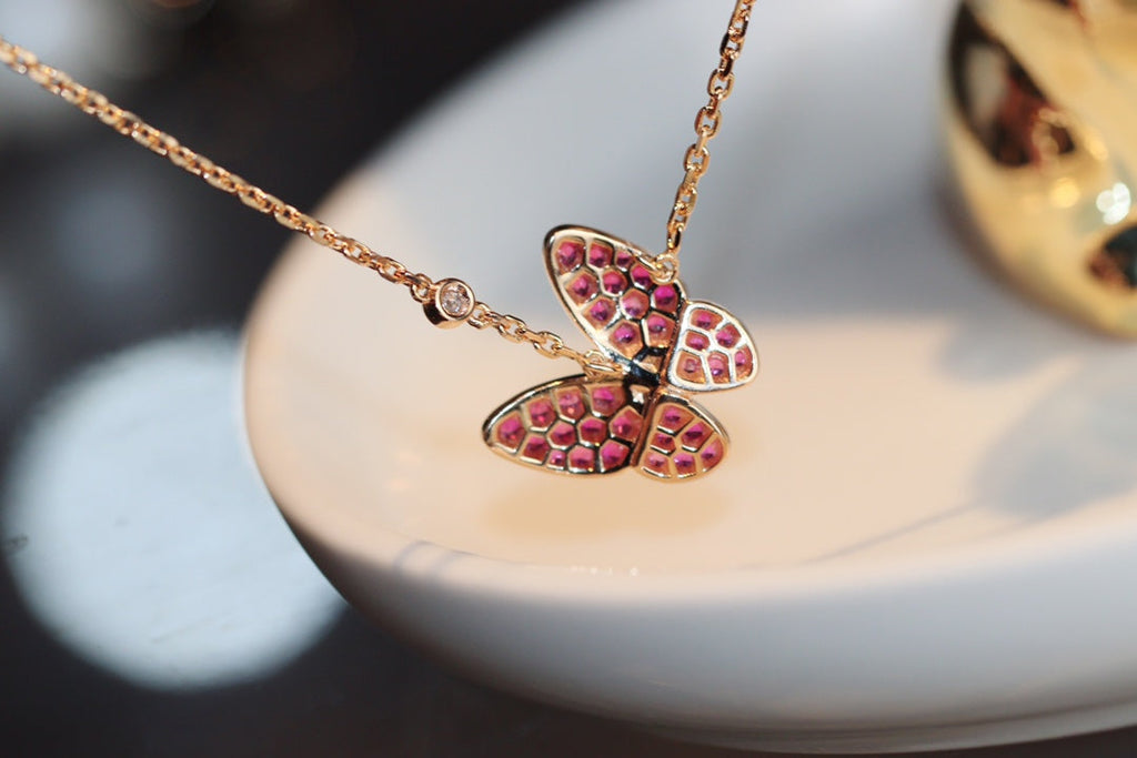 Lumi® Schmetterlings-Halskette aus rotem Diamanten in Roségold