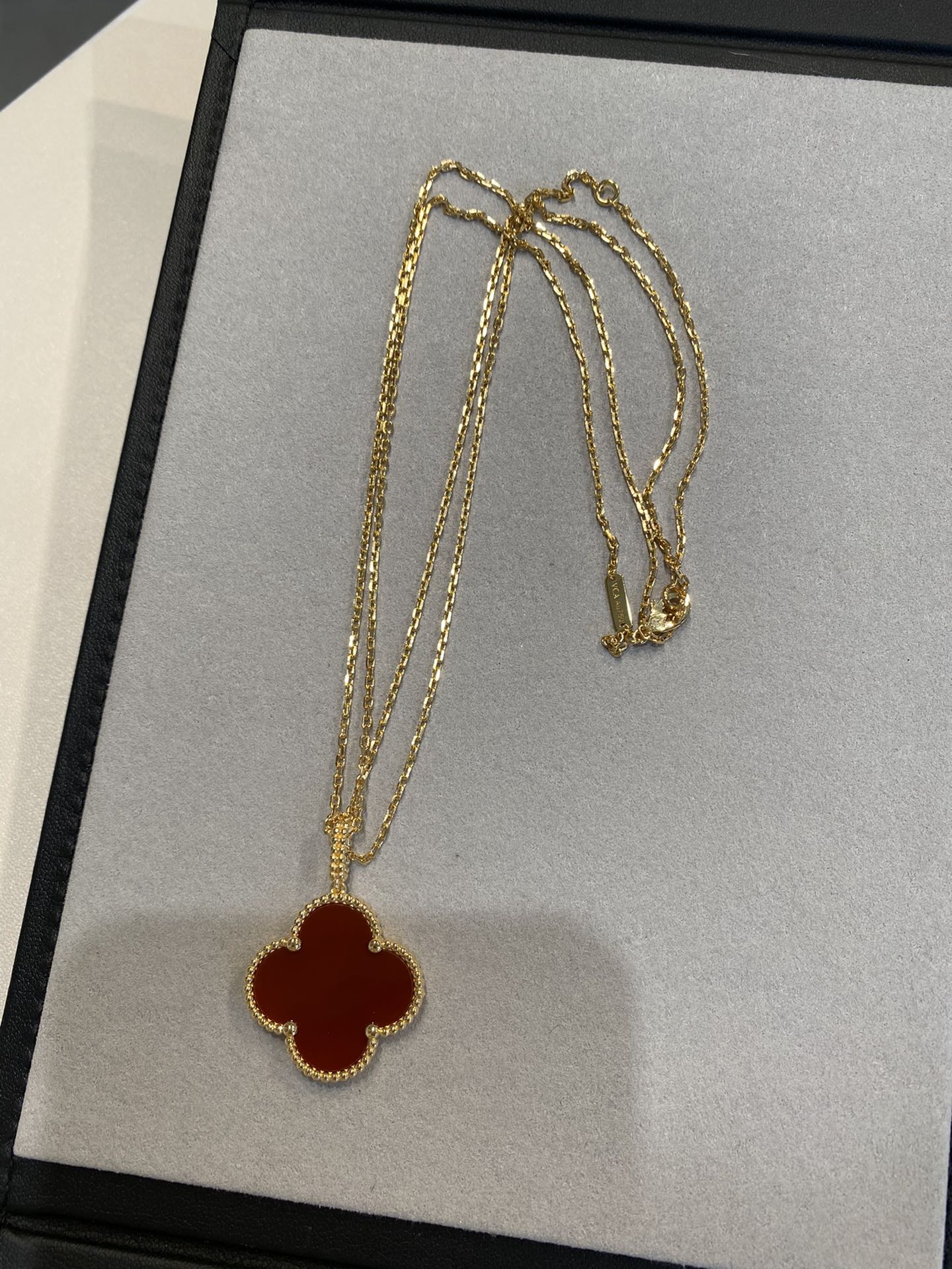 ¡®Lumi¡¯CLOVER 25MM NECKLACE GOLD CARNELIAN