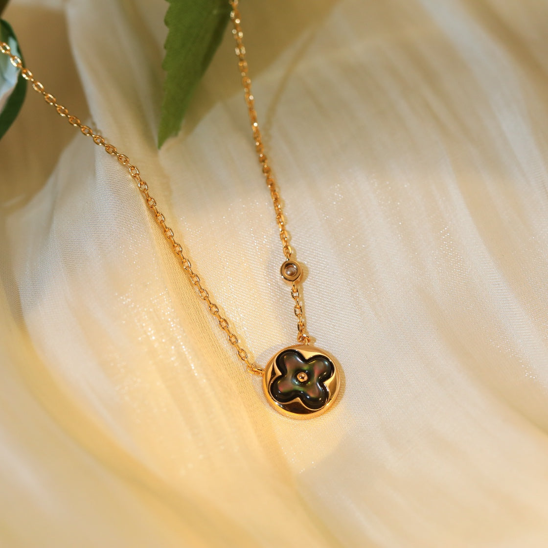 Lumi® Sonnenanhänger, roségoldene Halskette mit 1 Diamanten