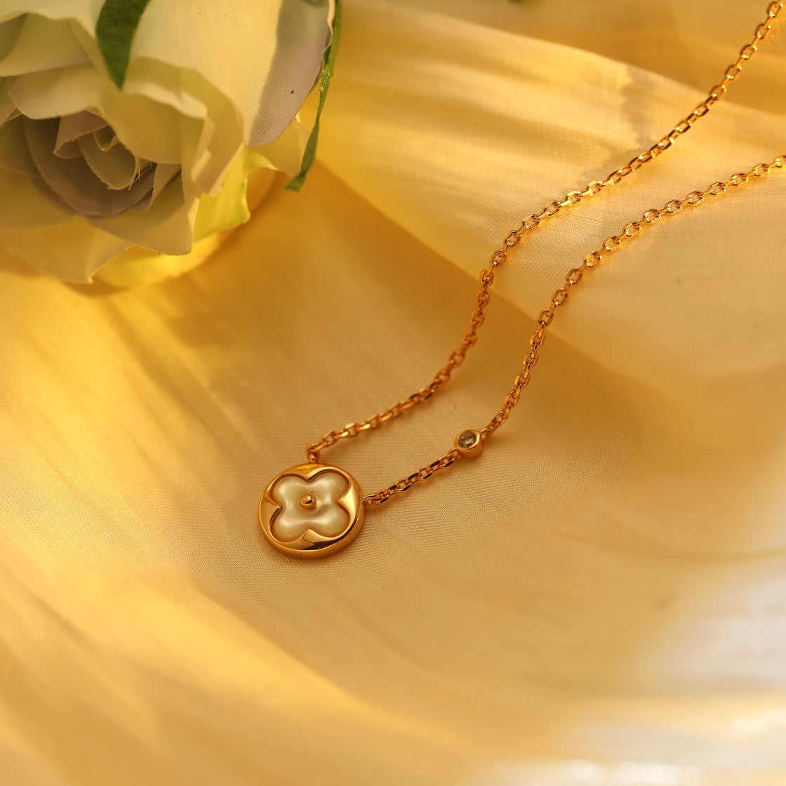 Lumi® Sonnenanhänger, roségoldene Halskette mit 1 Diamanten