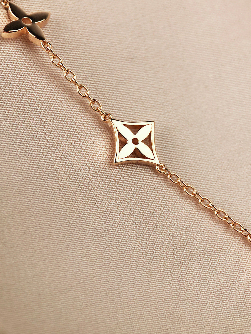 ¡®Lumi¡¯STAR AND SUN 7 MOTIFS GOLD BRACELET