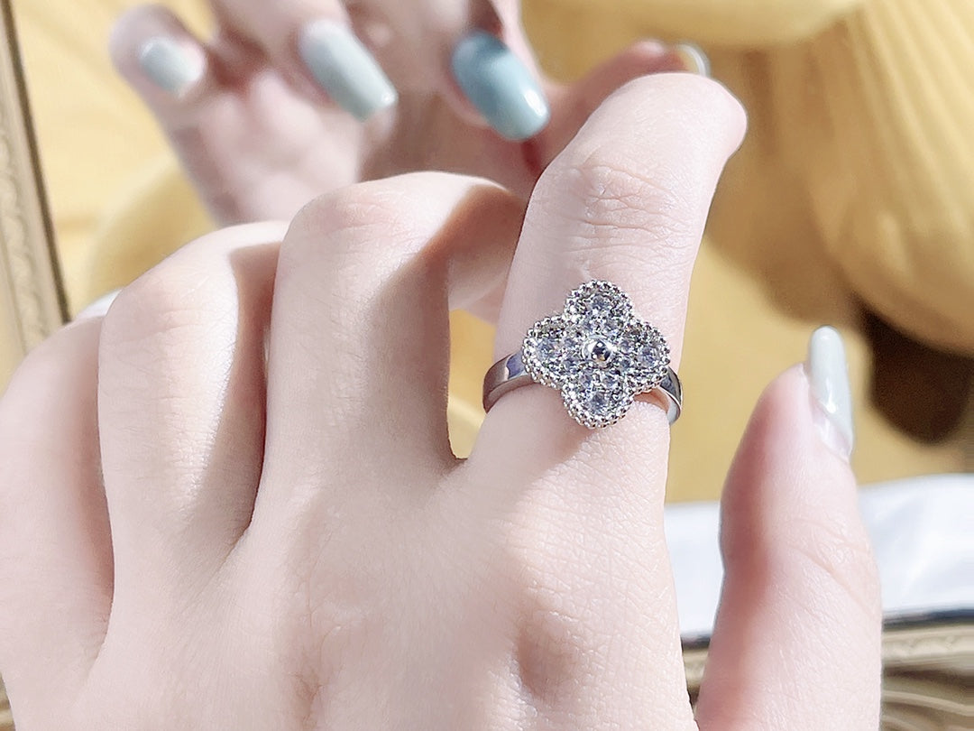 ¡®Lumi¡¯CLOVER DIAMOND RING