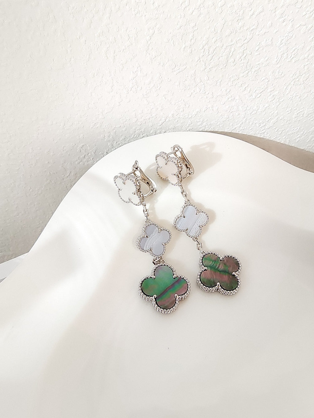 ¡®Lumi¡¯CLOVER 3 MOTIFS CHALCEDONY DARK MOP SILVER EARRINGS