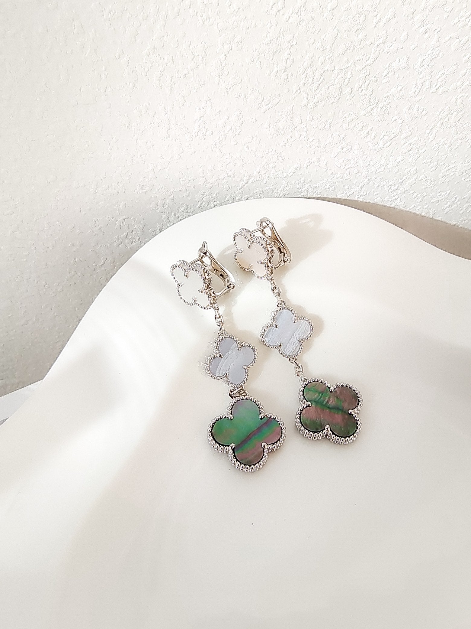 ¡®Lumi¡¯CLOVER 3 MOTIFS CHALCEDONY DARK MOP SILVER EARRINGS