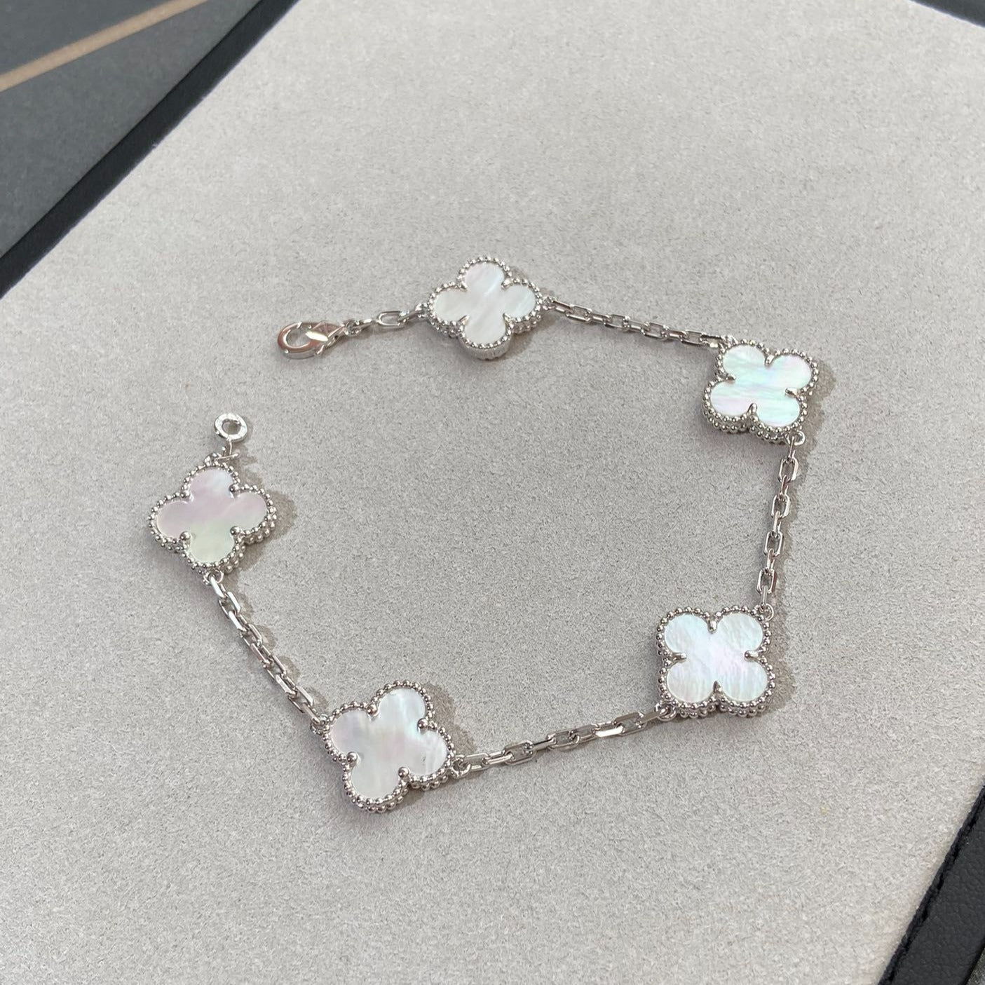 [Lumi jewelry]CLOVER WHITE PEARL MOP 5 MOTIF BRACELET COLLECTION