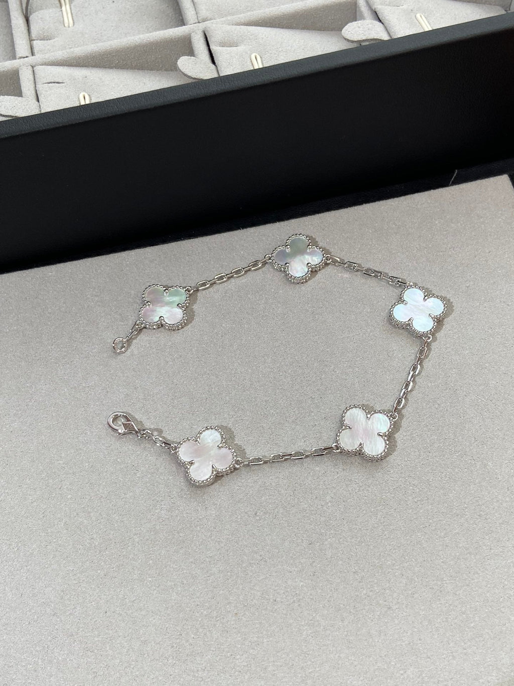 [Lumi jewelry]CLOVER WHITE PEARL MOP 5 MOTIF BRACELET COLLECTION