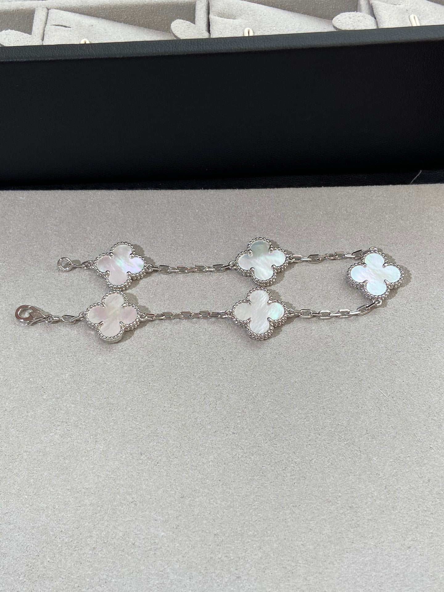 [Lumi jewelry]CLOVER WHITE PEARL MOP 5 MOTIF BRACELET COLLECTION