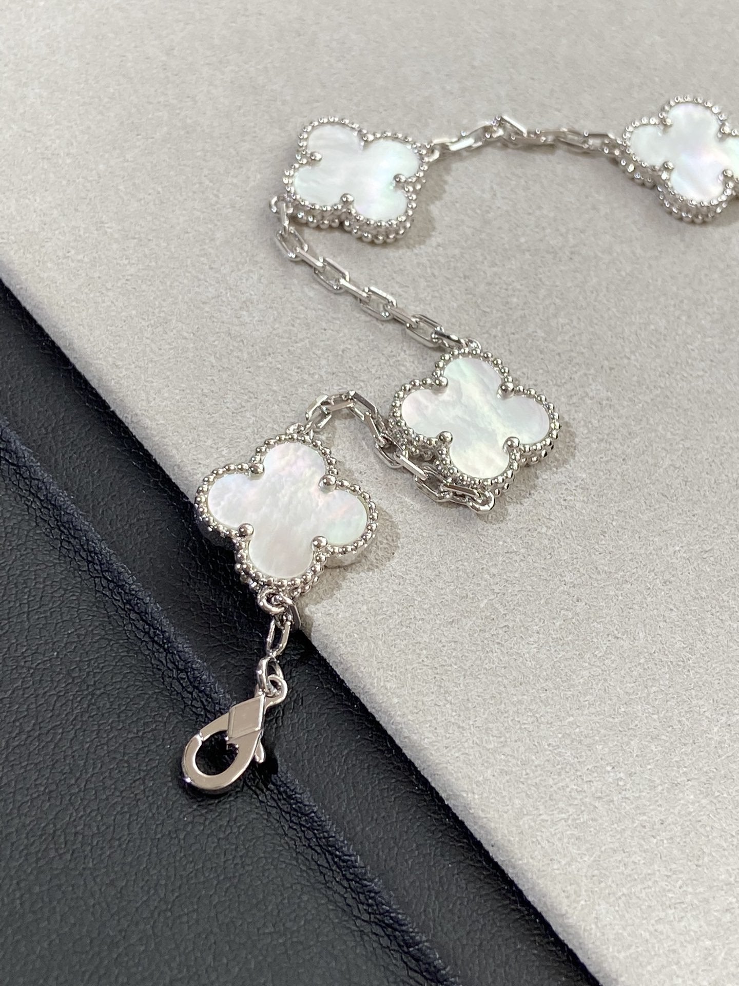 [Lumi] Neue Armbandkollektion CLOVER WHITE PEARL MOP 5 mit Motiven