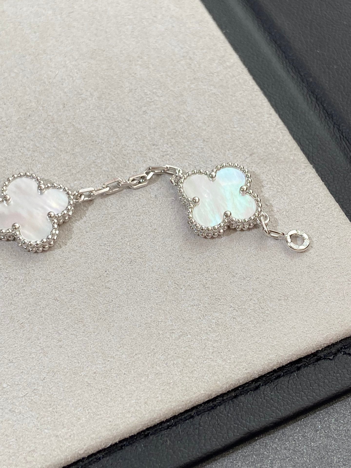 [Lumi] Neue Armbandkollektion CLOVER WHITE PEARL MOP 5 mit Motiven