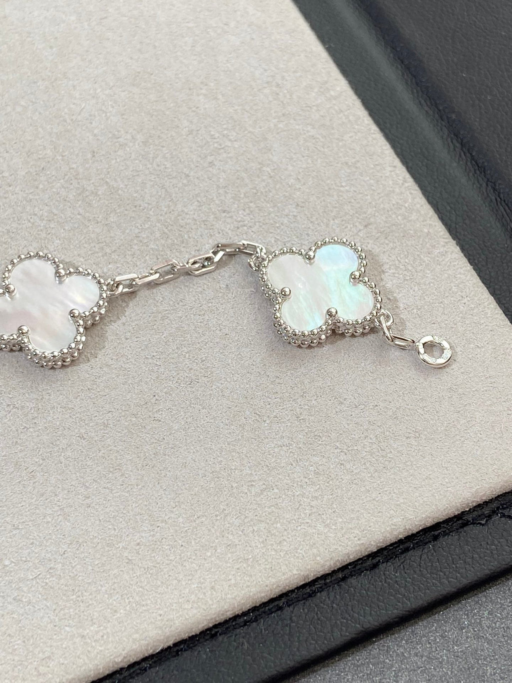 [Lumi jewelry]CLOVER WHITE PEARL MOP 5 MOTIF BRACELET COLLECTION