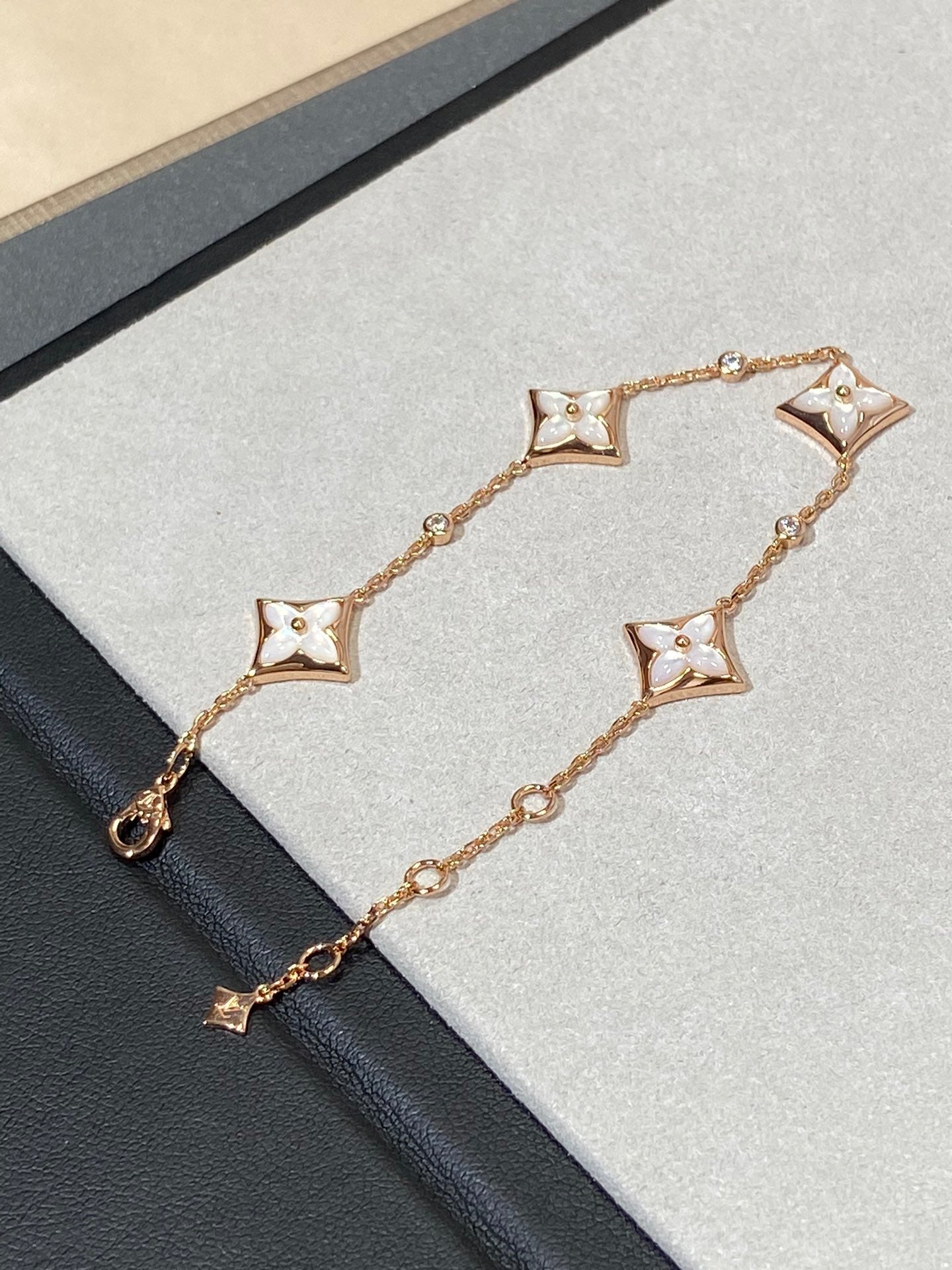 ¡®Lumi¡¯STAR 4 MOTIF MOP DIAMOND PINK GOLD BRACELET