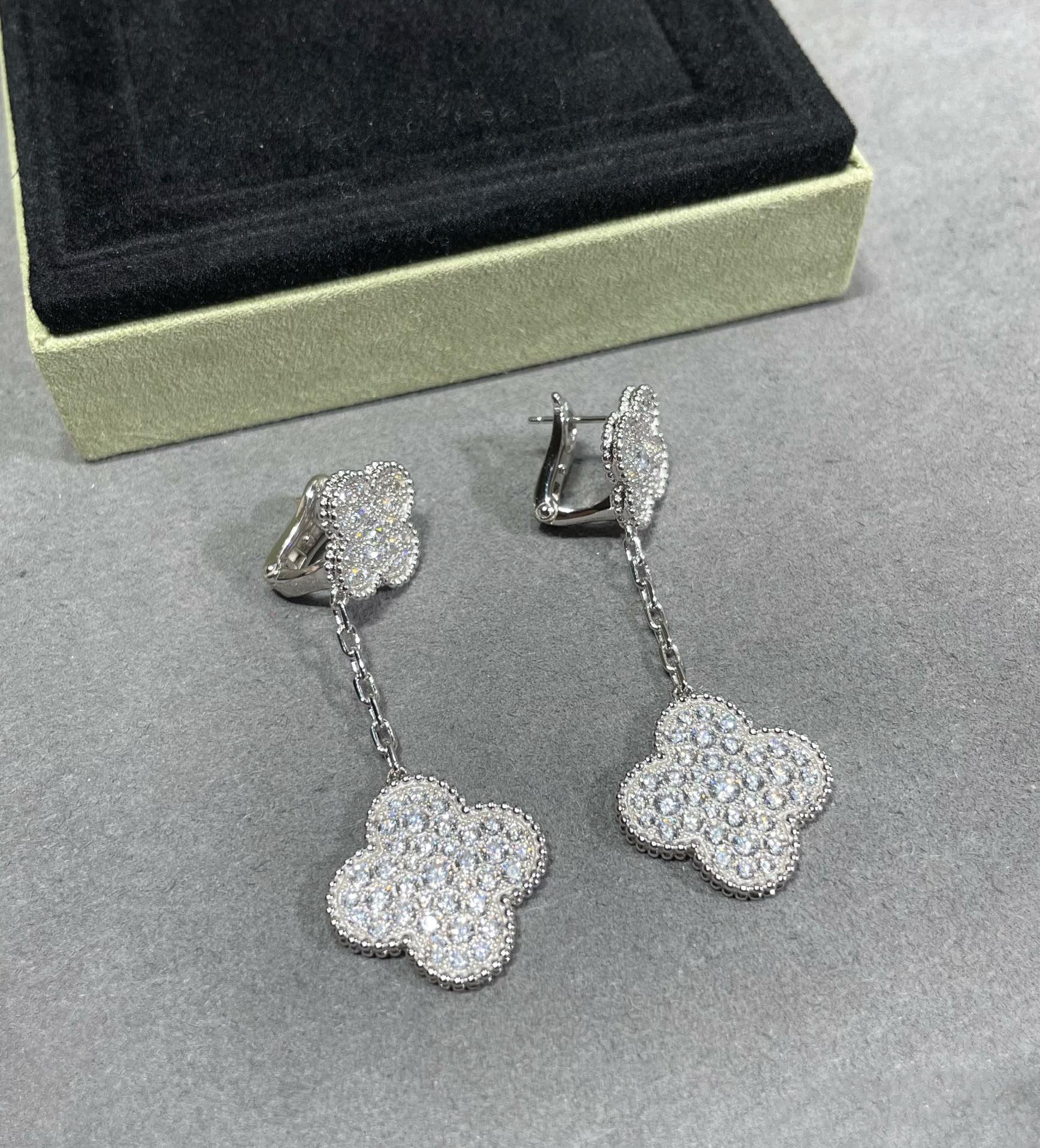 ¡®Lumi¡¯CLOVER 2 MOTIFS DIAMOND PAVED SILVER EARRINGS