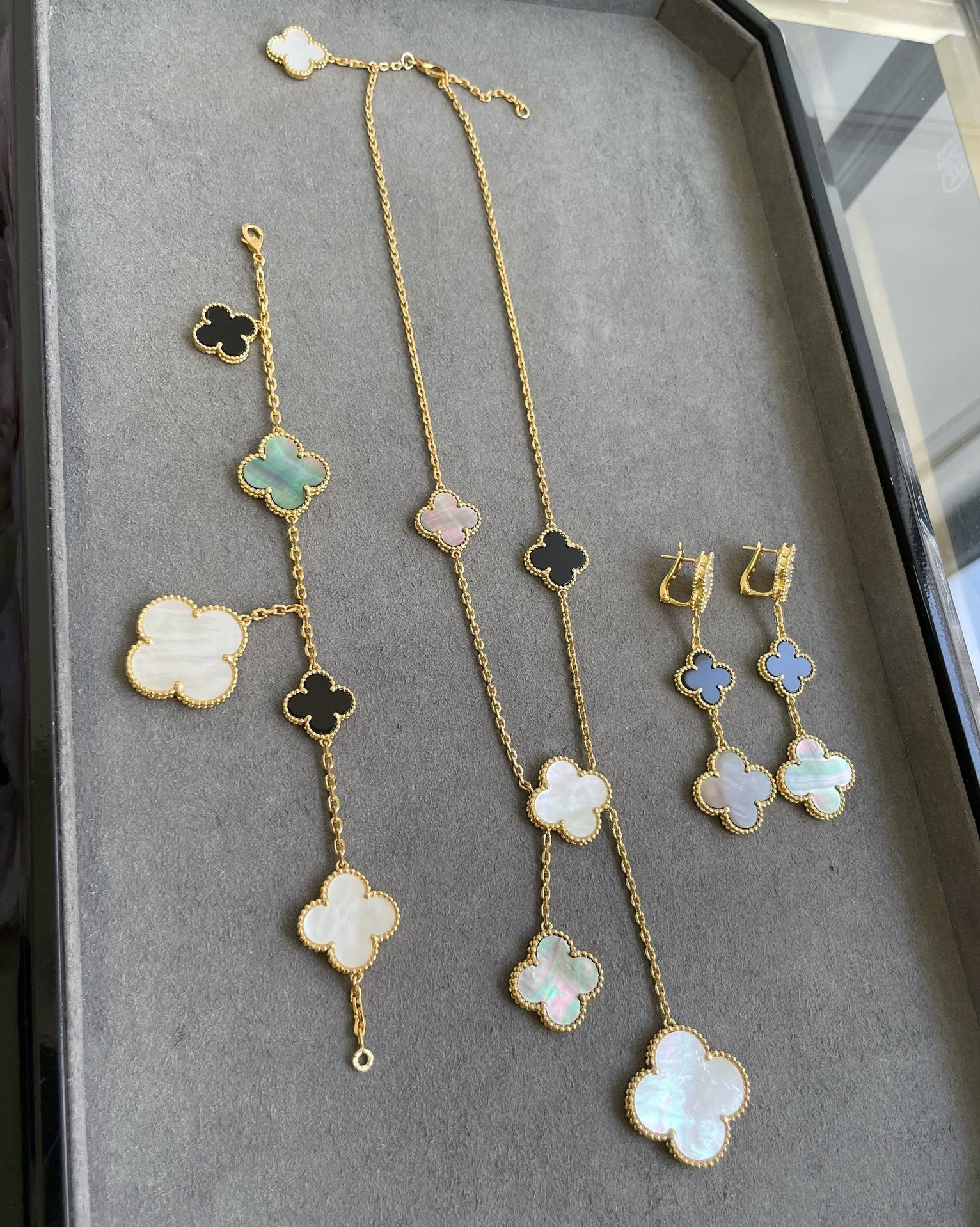 ¡®Lumi¡¯CLOVER 3 MOTIF MOP ONYX DARK MOP PINK GOLD EARRINGS