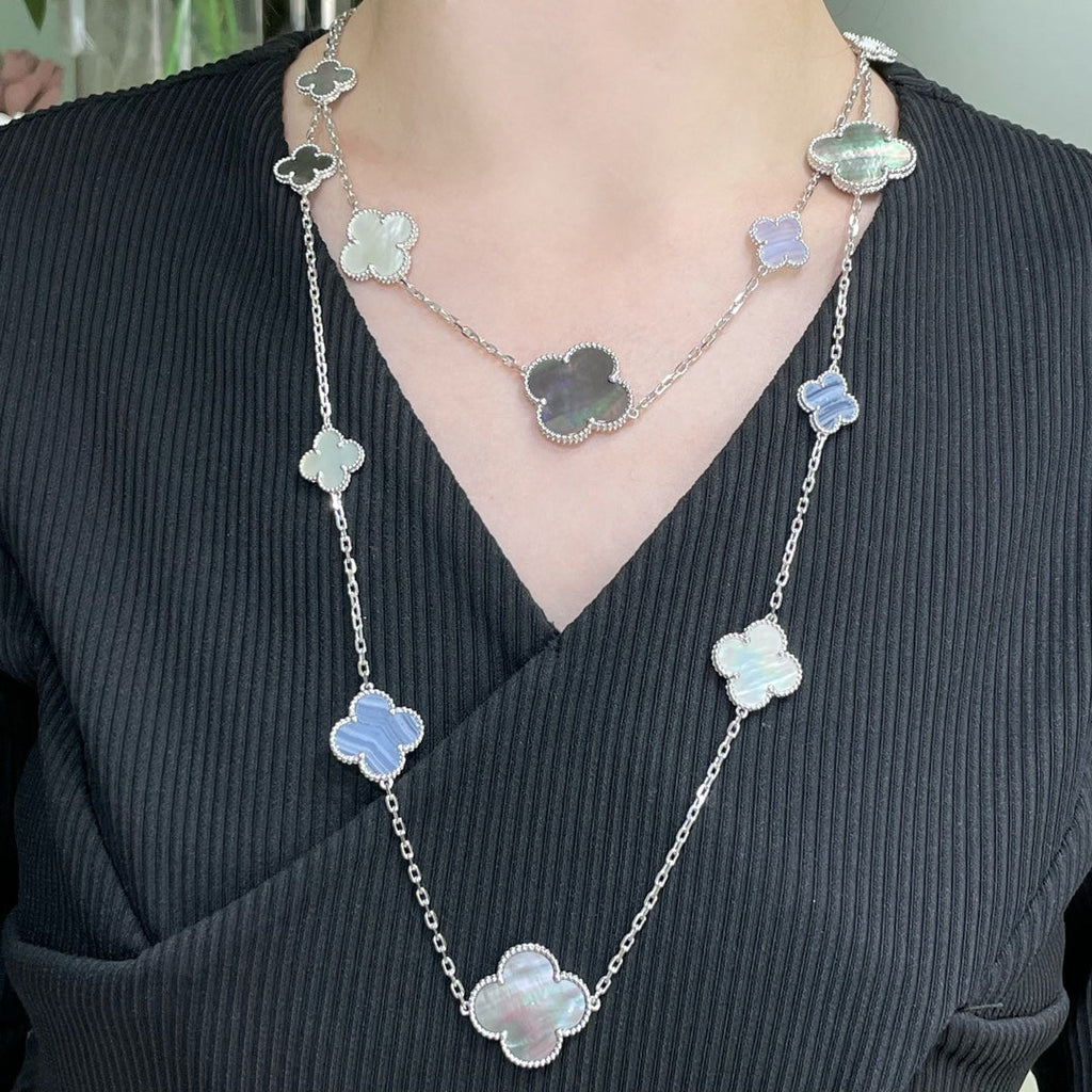 Lumi® Kleeblatt-Halskette mit 16 Motiven aus Chalcedon und Perlmutt