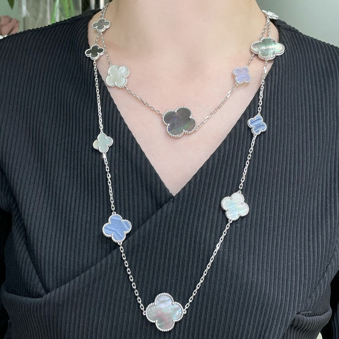 Lumi® Kleeblatt-Halskette mit 16 Motiven aus Chalcedon und Perlmutt