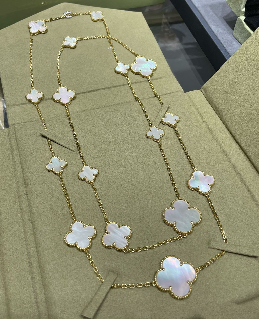 Lumi® Kleeblatt-Halskette mit 16 Motiven, weiß, mit Perlmutt- und Goldmuster