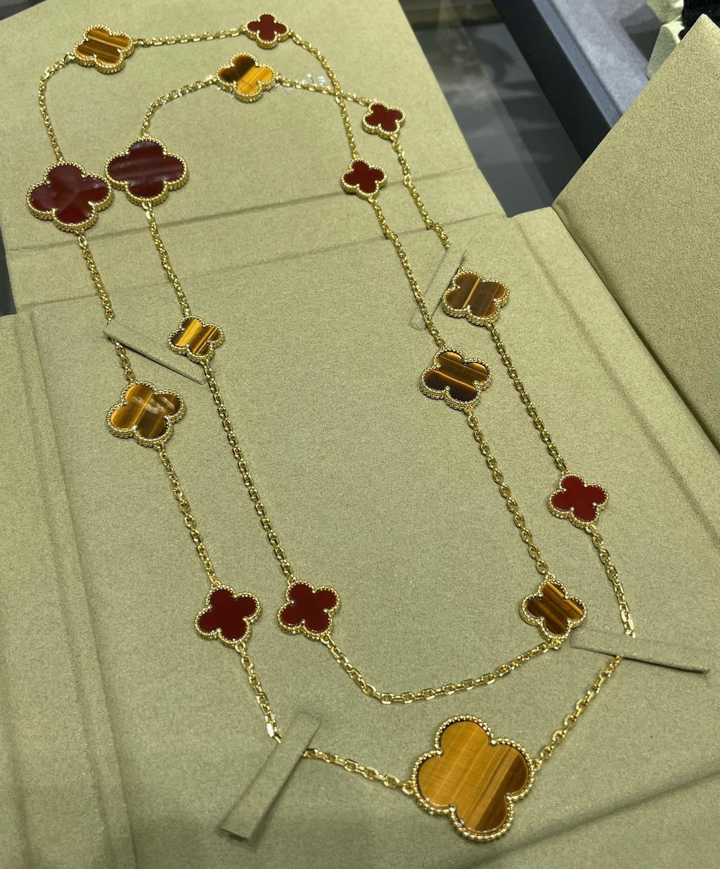 ¡®Lumi¡¯CLOVER 16 MOTIF CARNELIAN TIGER EYE ROSE GOLD NECKLACE