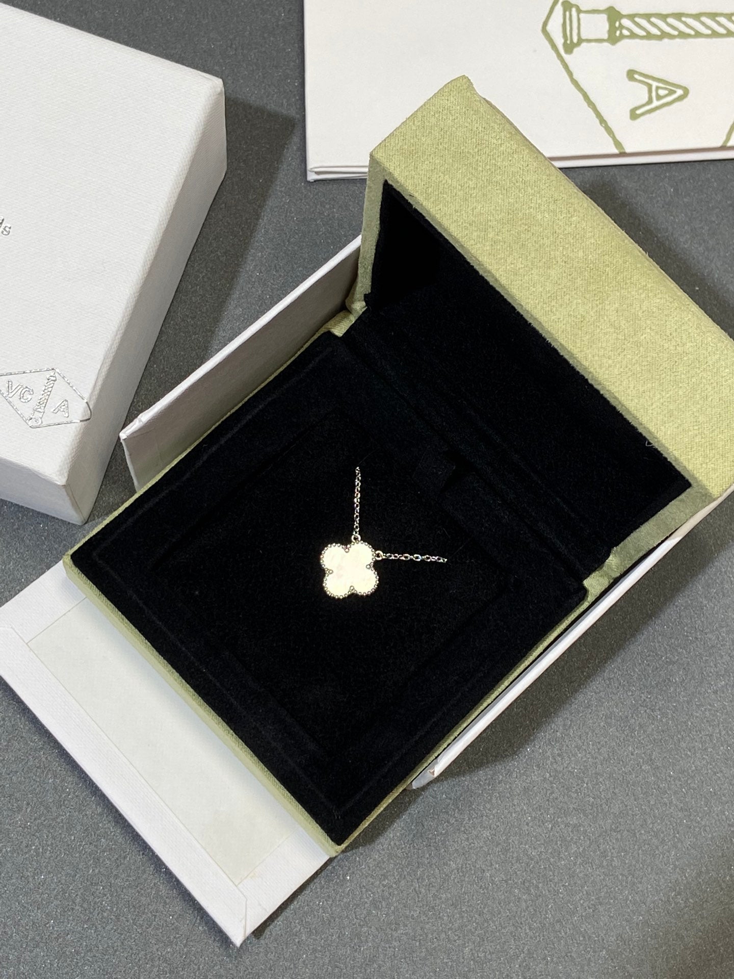 ¡®Lumi¡¯CLOVER MEDIUM SILVER WHITE MOP NECKLACE