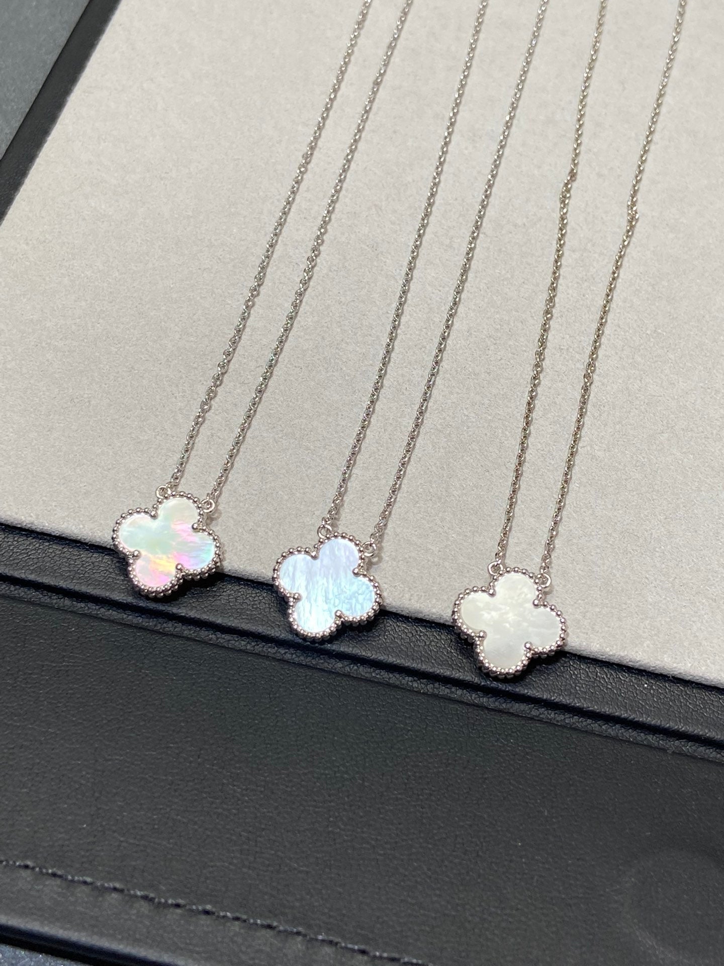 ¡®Lumi¡¯CLOVER MEDIUM SILVER WHITE MOP NECKLACE