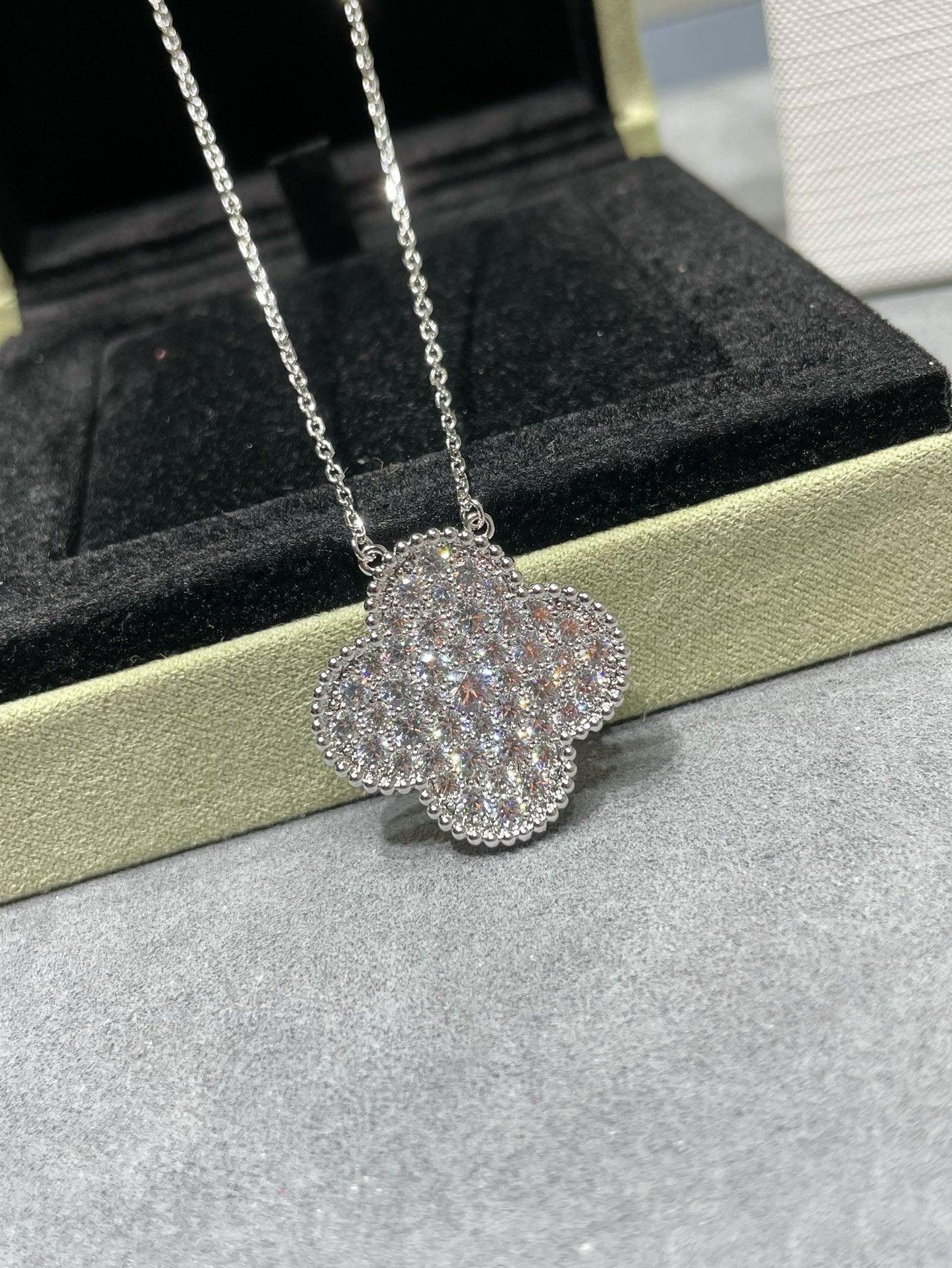 Lumi® CLOVER 25MM GROSSER ANHÄNGER MIT DIAMANTENPAVED SILBERKETTE