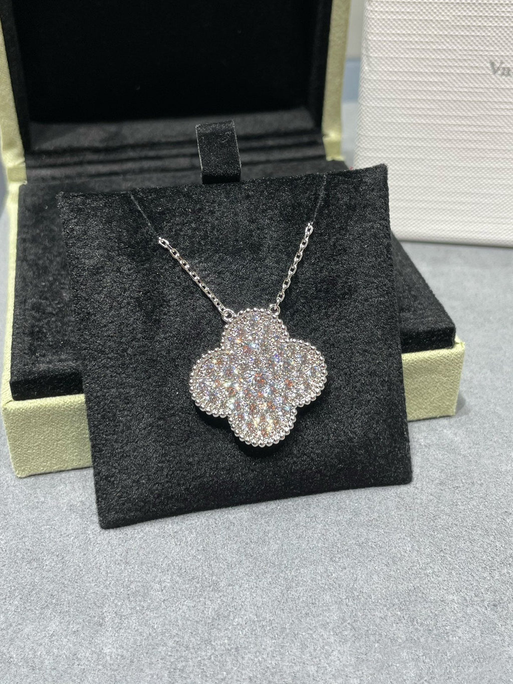 Lumi® CLOVER 25MM GROSSER ANHÄNGER MIT DIAMANTENPAVED SILBERKETTE