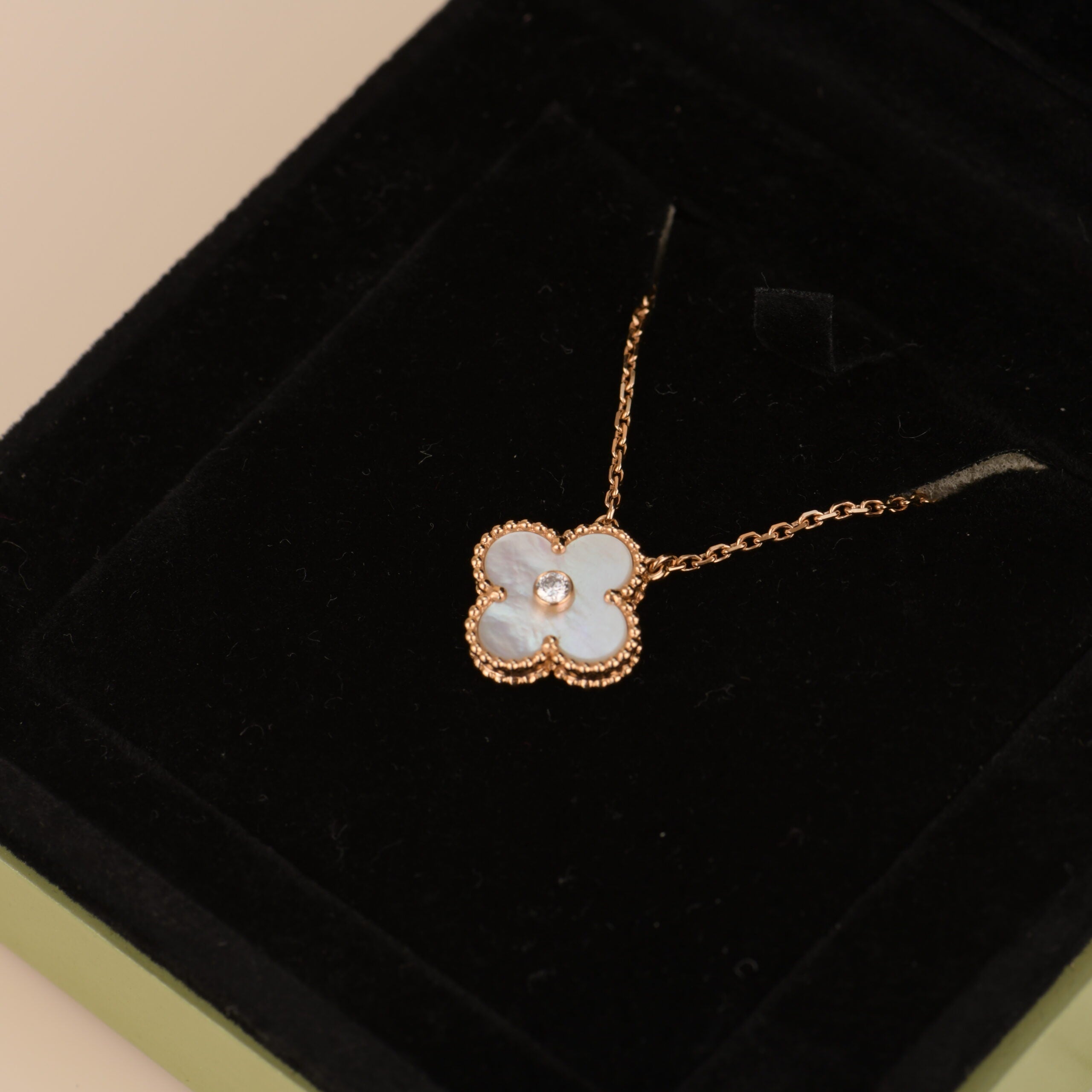 Lumi® CLOVER 15MM DIAMANT WEISSE FRITILLARIA-HALSKETTE