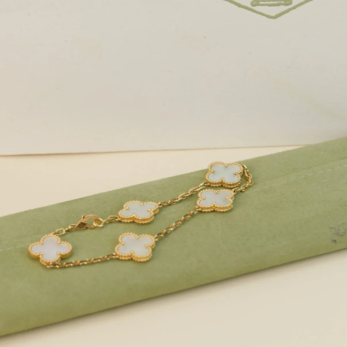 [Lumi jewelry]CLOVER WHITE PEARL MOP 5 MOTIF BRACELET COLLECTION