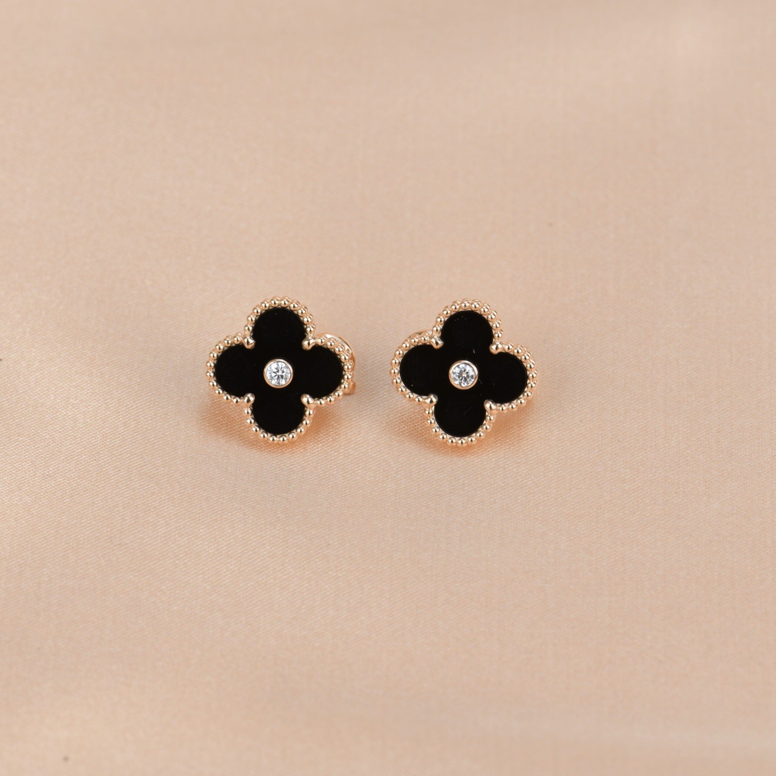 ¡®Lumi¡¯CLOVER MEDIUM 1 MOTIFS ONYX DIAMOND EARRINGS