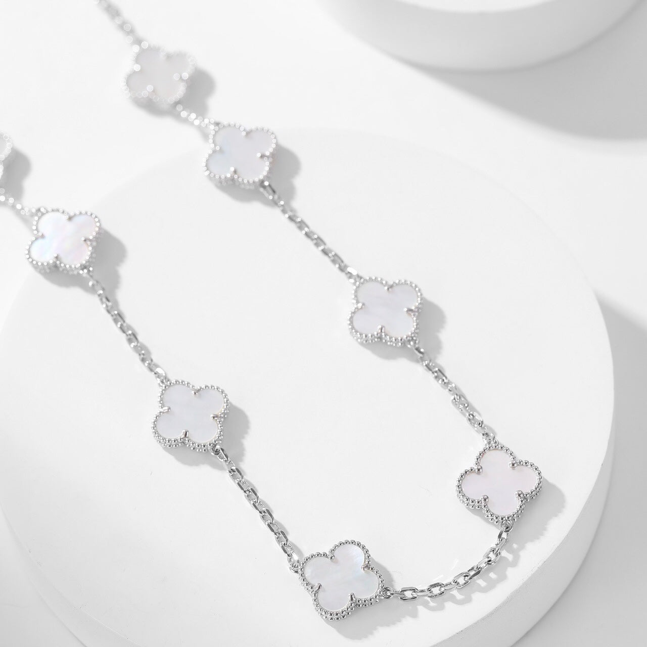 ¡®Lumi¡¯CLOVER 10 MOTIFS WHITE MOTHER OF PEARL NECKLACE