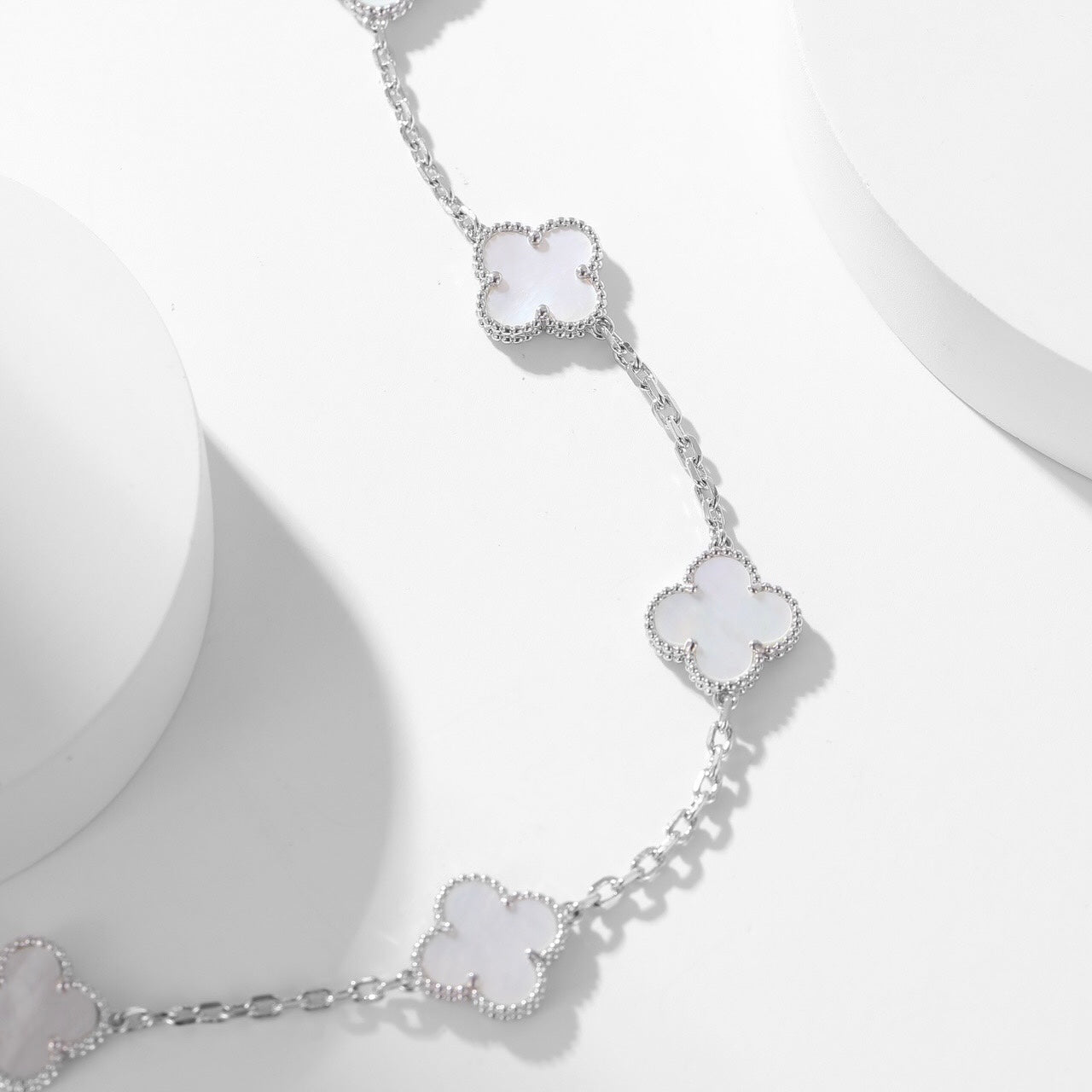 ¡®Lumi¡¯CLOVER 10 MOTIFS WHITE MOTHER OF PEARL NECKLACE