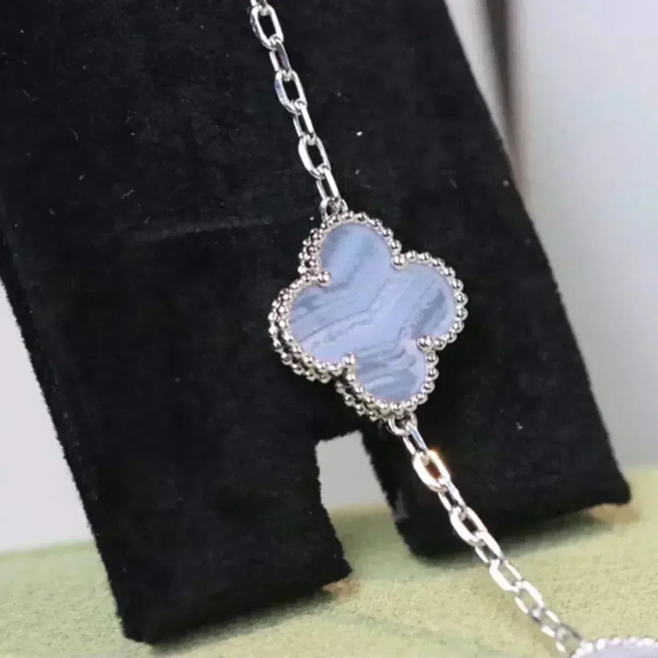 [Lumi] Neue Armbandkollektion „Clover 5 Motif“ aus lila Chalkedonier