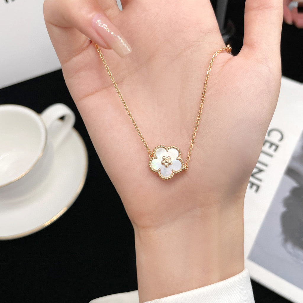 ¡®Lumi¡¯LUCKY WHITE MOP PLUM BLOSSOM  BRACELET