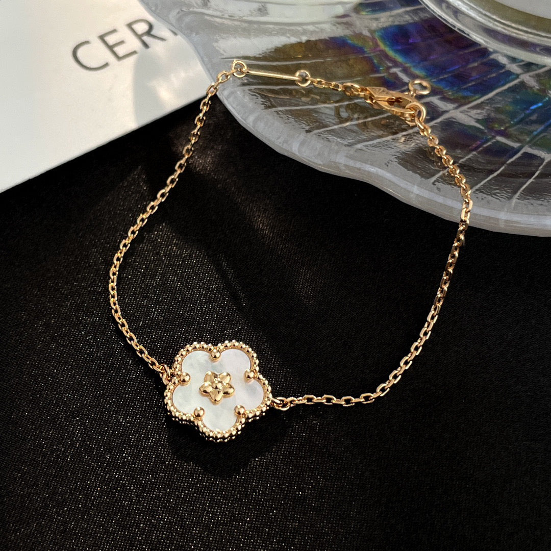 ¡®Lumi¡¯LUCKY WHITE MOP PLUM BLOSSOM  BRACELET