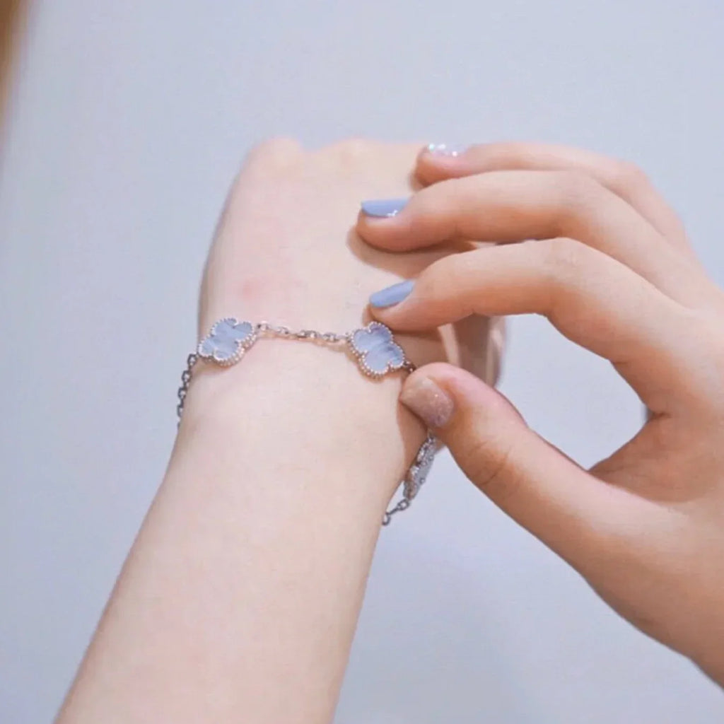 [Lumi] Neue Armbandkollektion „Clover 5 Motif“ aus lila Chalkedonier