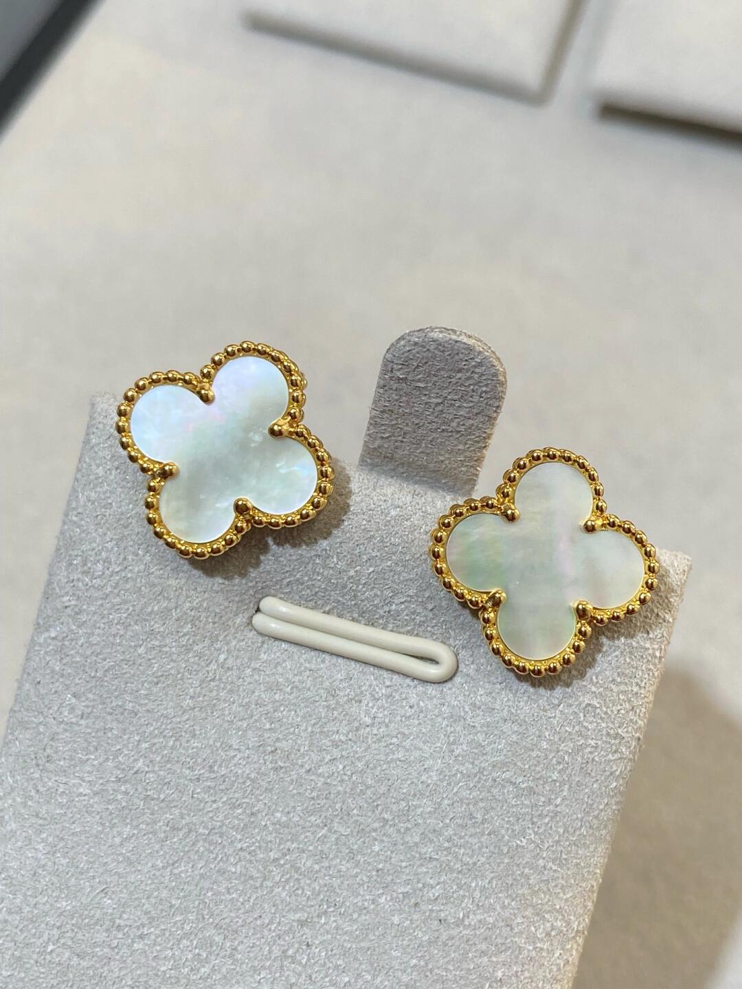 [Lumi] CLOVER LARGE (20mm) 1 MOTIFS WHITE MOP STUD EARRINGS