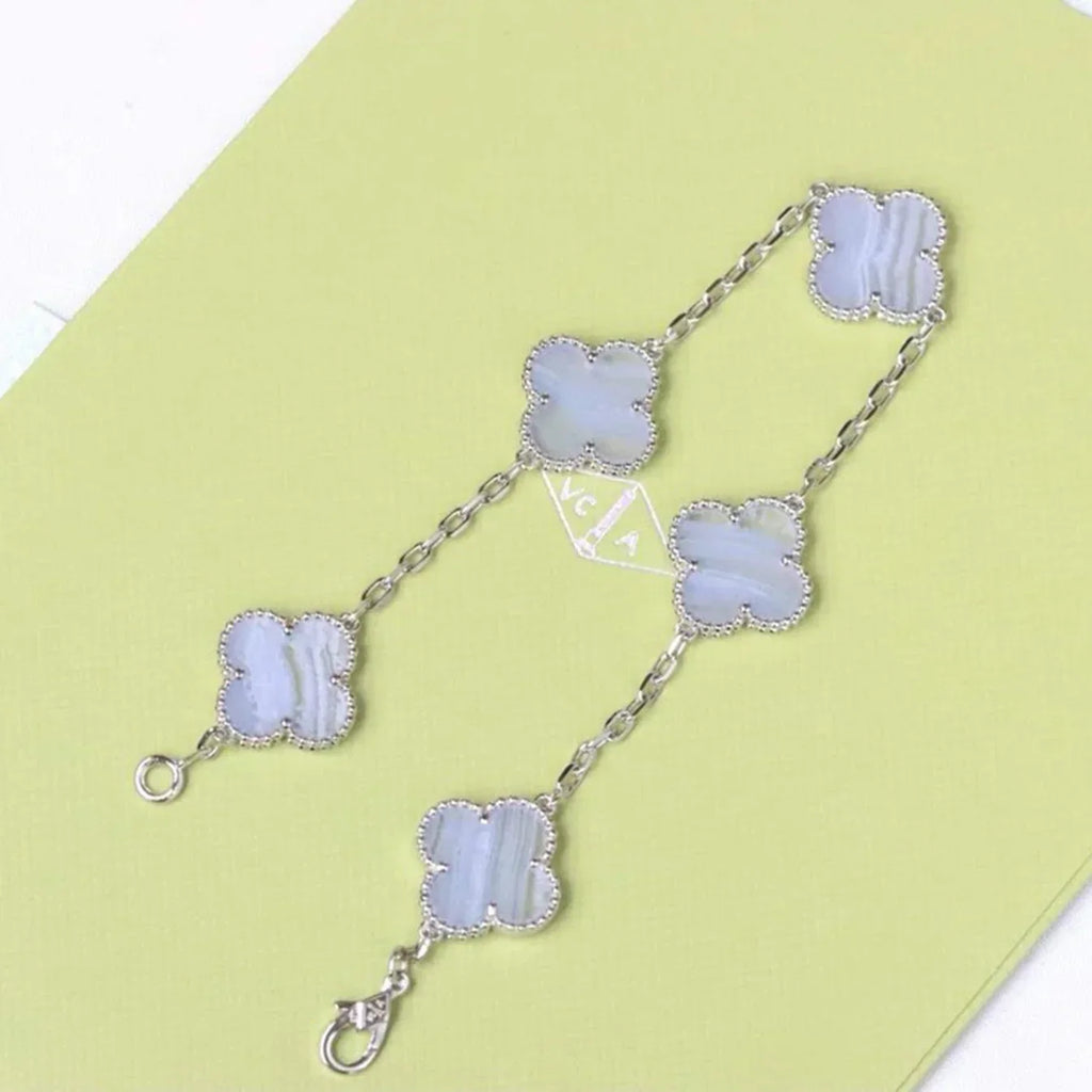 [Lumi] Neue Armbandkollektion „Clover 5 Motif“ aus lila Chalkedonier
