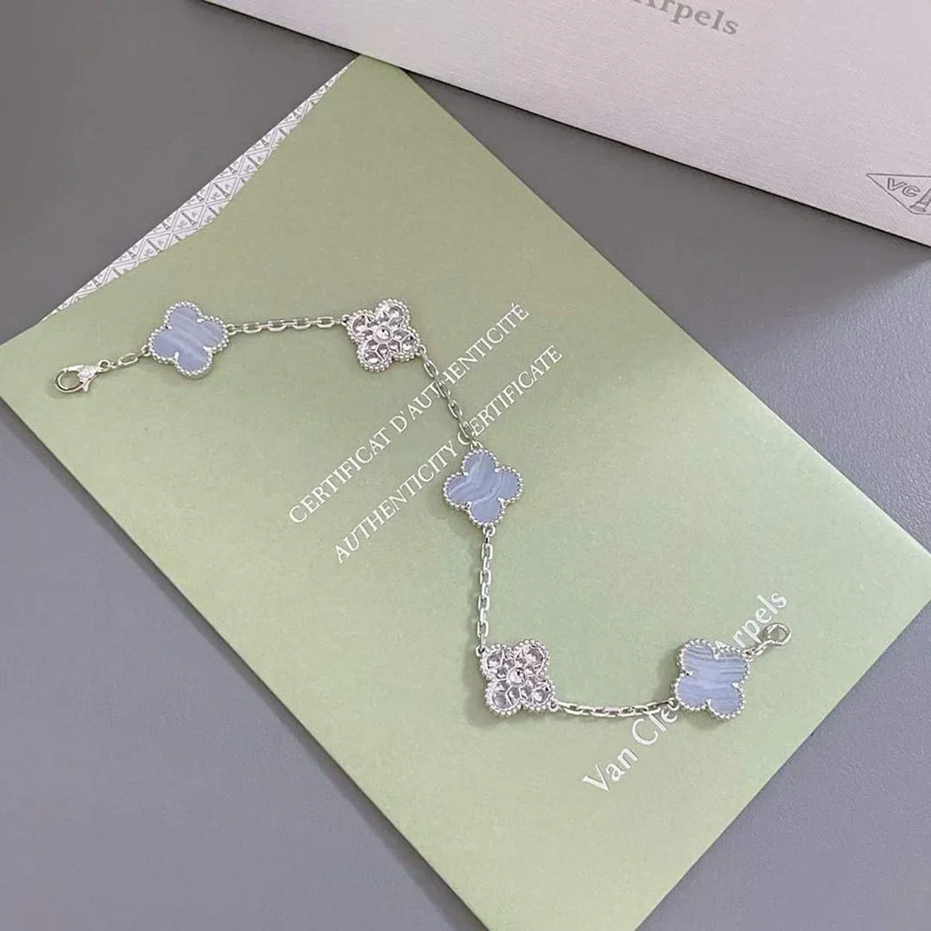 [Lumi] Neue Armbandkollektion „Clover 5 Motif“ aus lila Chalkedonier
