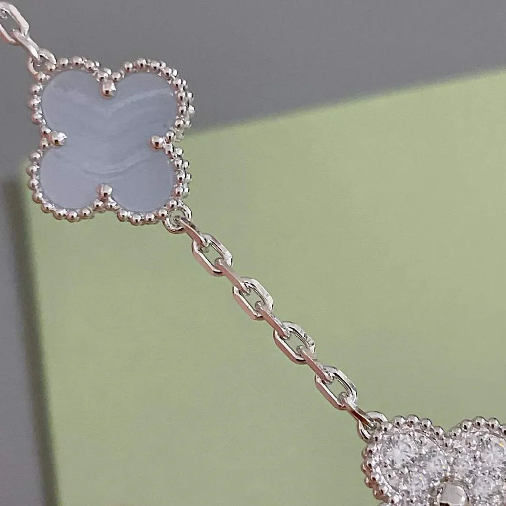 [Lumi] Neue Armbandkollektion „Clover 5 Motif“ aus lila Chalkedonier