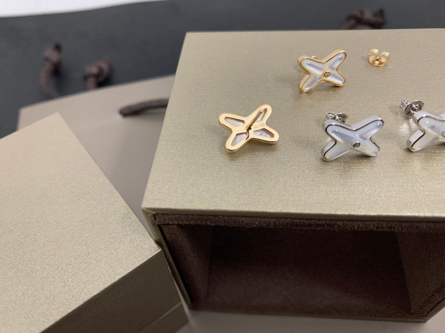 ¡®Lumi¡¯JEUX DE WHITE MOP SILVER DIAMOND EARRINGS