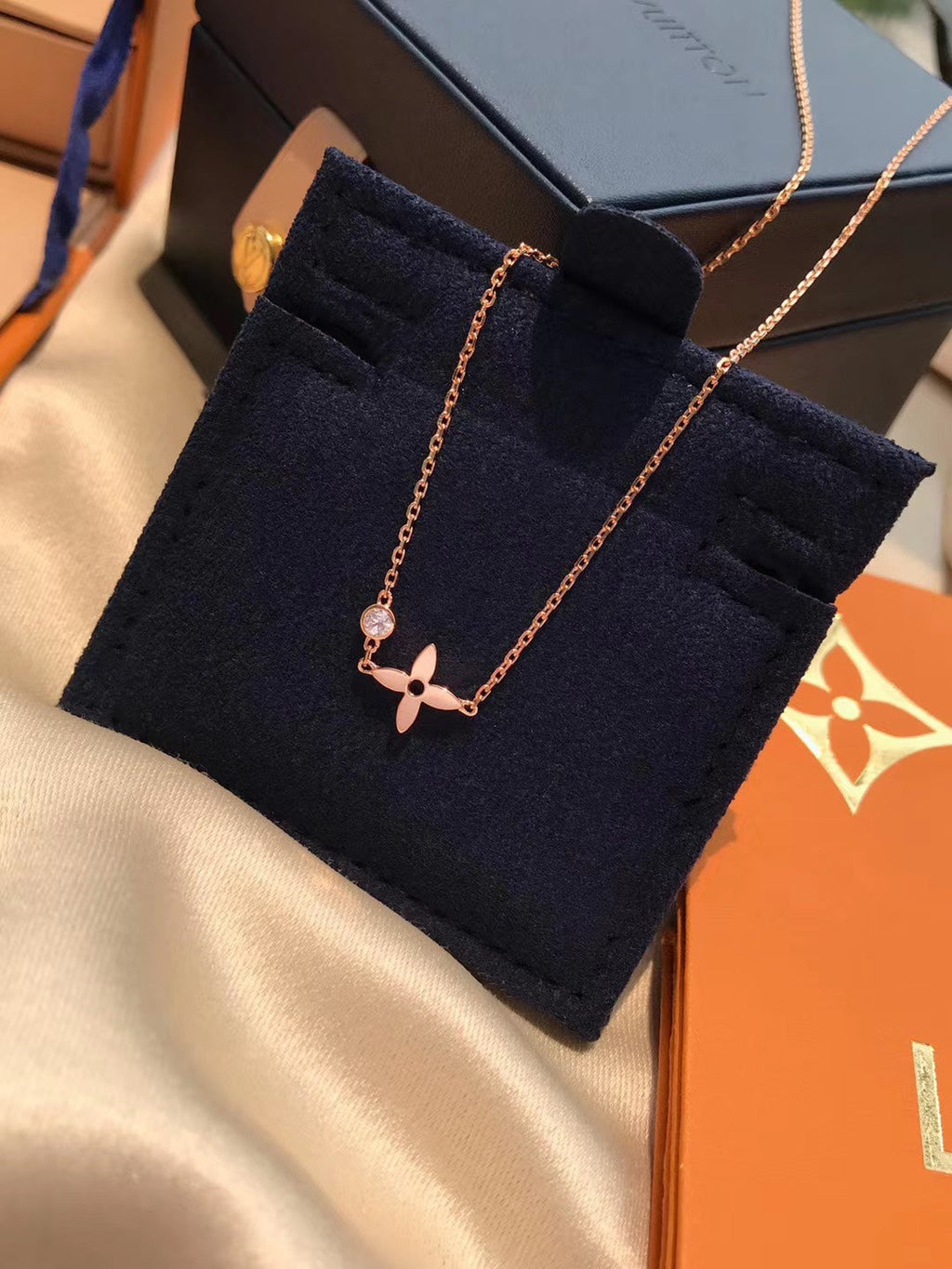 ¡®Lumi¡¯BLOSSOM PENDANT PINK GOLD AND DIAMOND