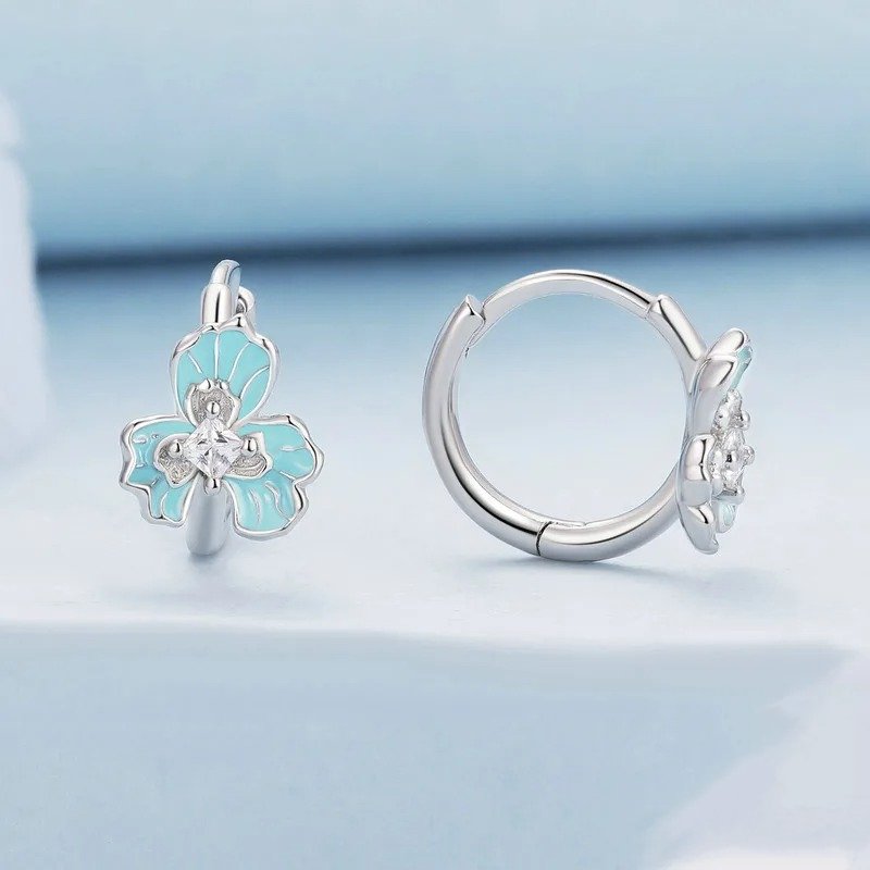 Ohrclips mit blauer Emaille-Iris-Blume