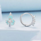 Ohrclips mit blauer Emaille-Iris-Blume