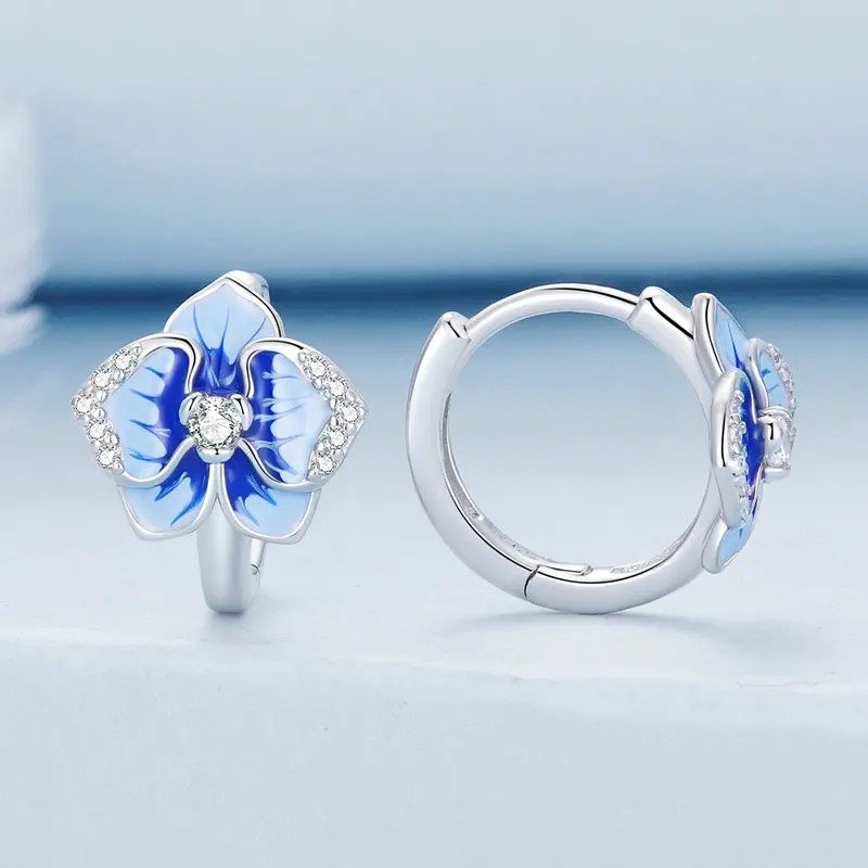 Ohrclips mit Schmetterlingsorchideenmotiv aus blauem Emaille, Ohrschnallen mit Phalaenopsis-Blume