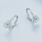 Ohrclips mit blauer Emaille-Iris-Blume