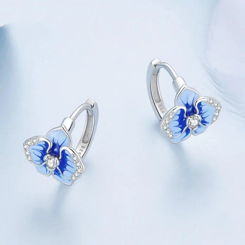 Ohrclips mit Schmetterlingsorchideenmotiv aus blauem Emaille, Ohrschnallen mit Phalaenopsis-Blume